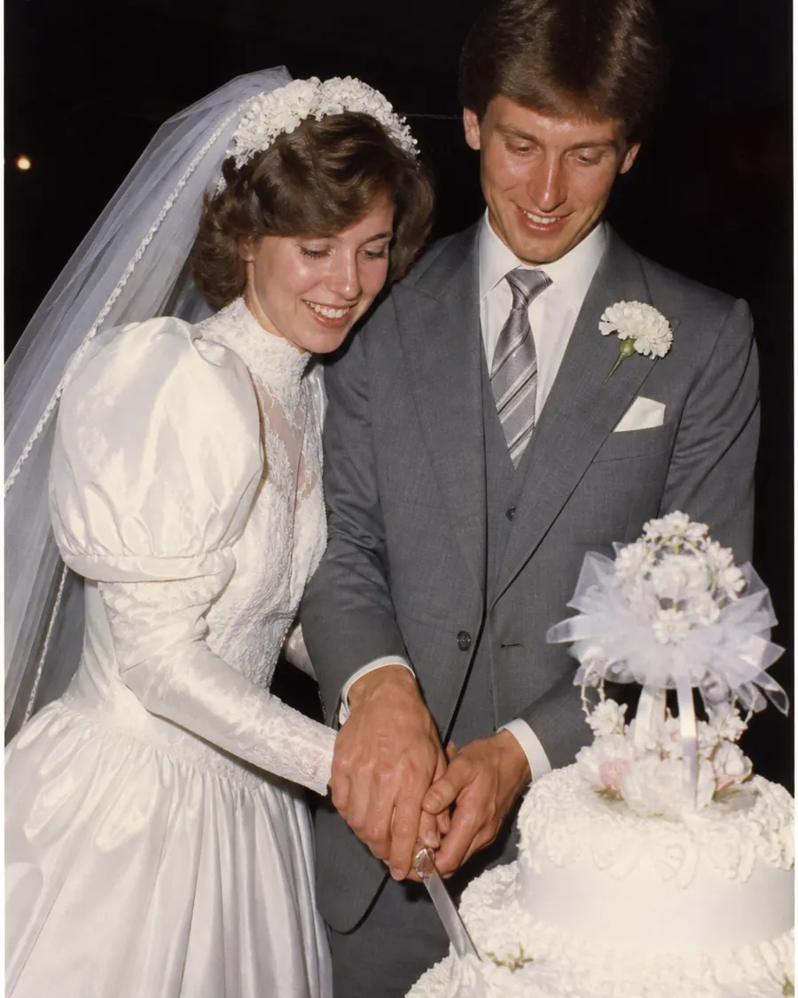Dezelfde trouwfoto uit 1986, hersteld: de kleuren terug, de jurk weer wit en de taart weer van suiker.