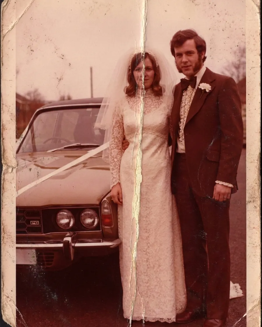 Trouwfoto uit 1976: het bruidspaar naast de auto, de afdruk verkleurd naar rood met een scheur die er van boven naar beneden doorheen loopt.